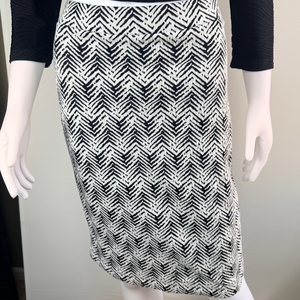 Liz Claiborne Career Stretch Knit Pencil Skirt Black White Zigzag Abstract Small
